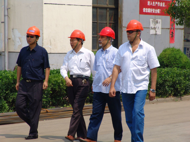 Chairman Wang Jiaan accompanied by foreign investors to visit the company production base
