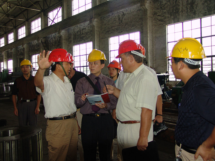 Do erg chairman Wang Jiaan accompanied by Asbestos Cement Company Limited general manager Rod Yake Fu Mr. 罗夫兹涅尔 visited company production base
