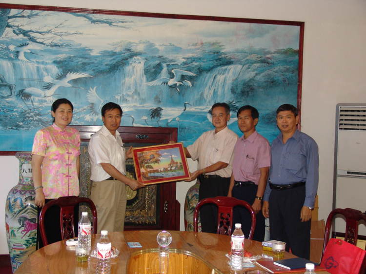 Chairman Wang Jiaan exchange of gifts with the first general manager of the Myanmar Ministry of Industry-based ceramics company, Wu met with Maung