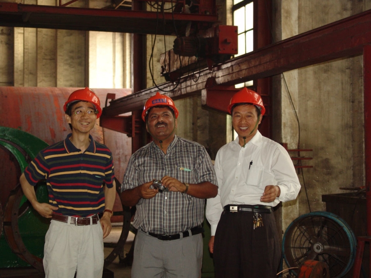 Chairman of the company, accompanied by businessmen to visit the company's production site in Bangladesh