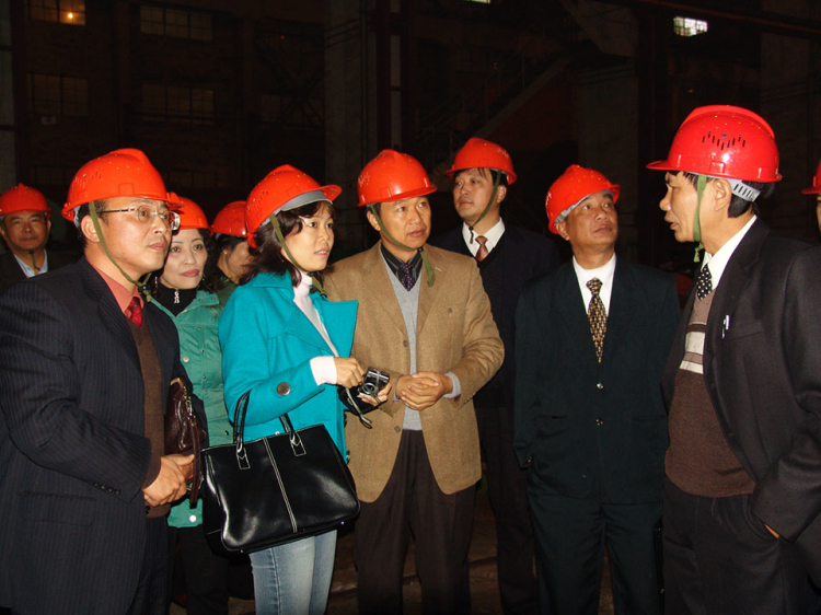 鹏飞集团越南某水泥公司领导在董事长王家安的陪同下考察公司生产现场