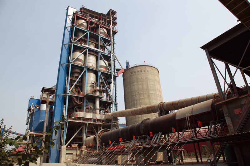 Company production equipment in the rotary kiln host Shandong Zaozhuang Quantou Group daily output of 5,000 tons of cement production line use of the site